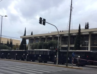 Περικυκλωμένη από κλούβες των ΜΑΤ η πρεσβεία των ΗΠΑ (φώτο-βίντεο)